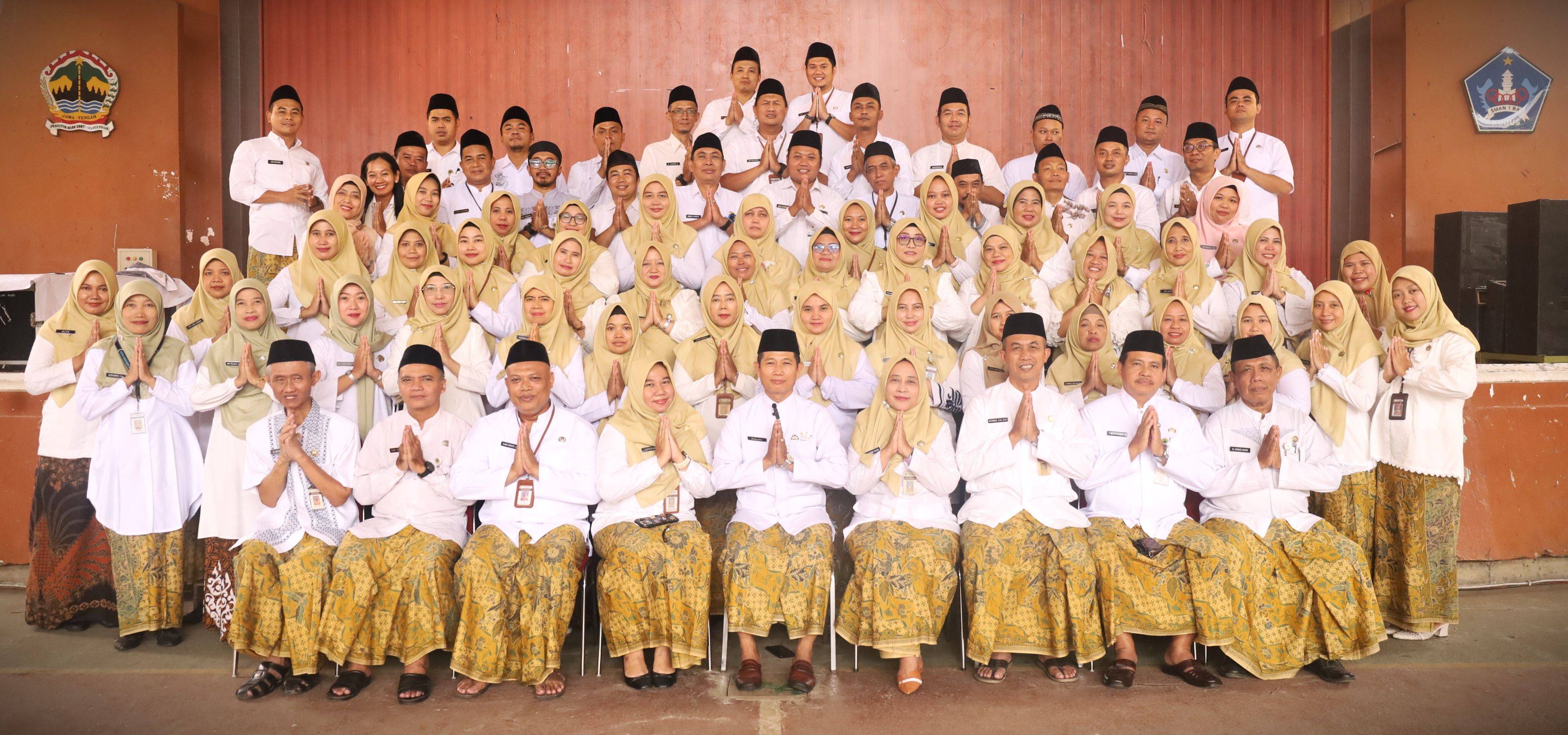 Dewan Guru dan Tenaga Kependidikan SMAN 1 Bae Kudus